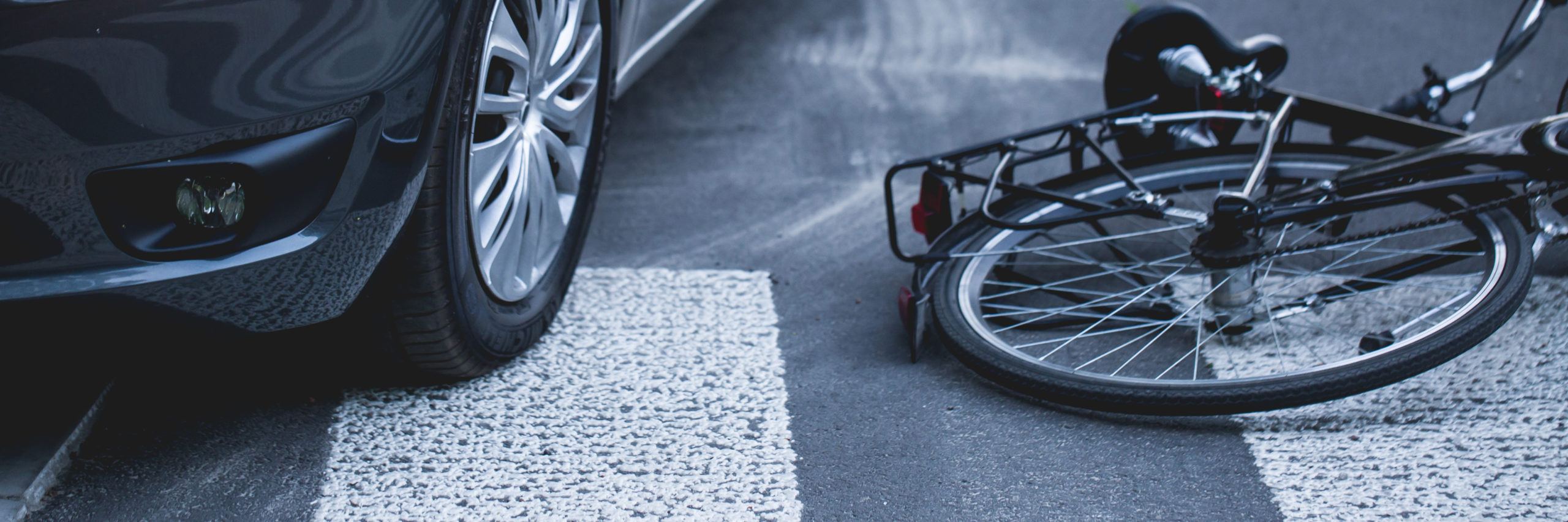 ein Fahrrad liegt nach einem Unfall mit einem Auto auf der Straße