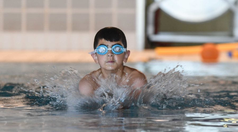 Junge lernt Schwimmen