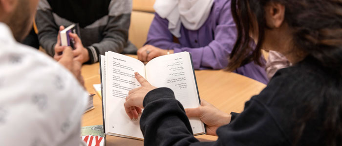 Schülerin mit offenem Buch