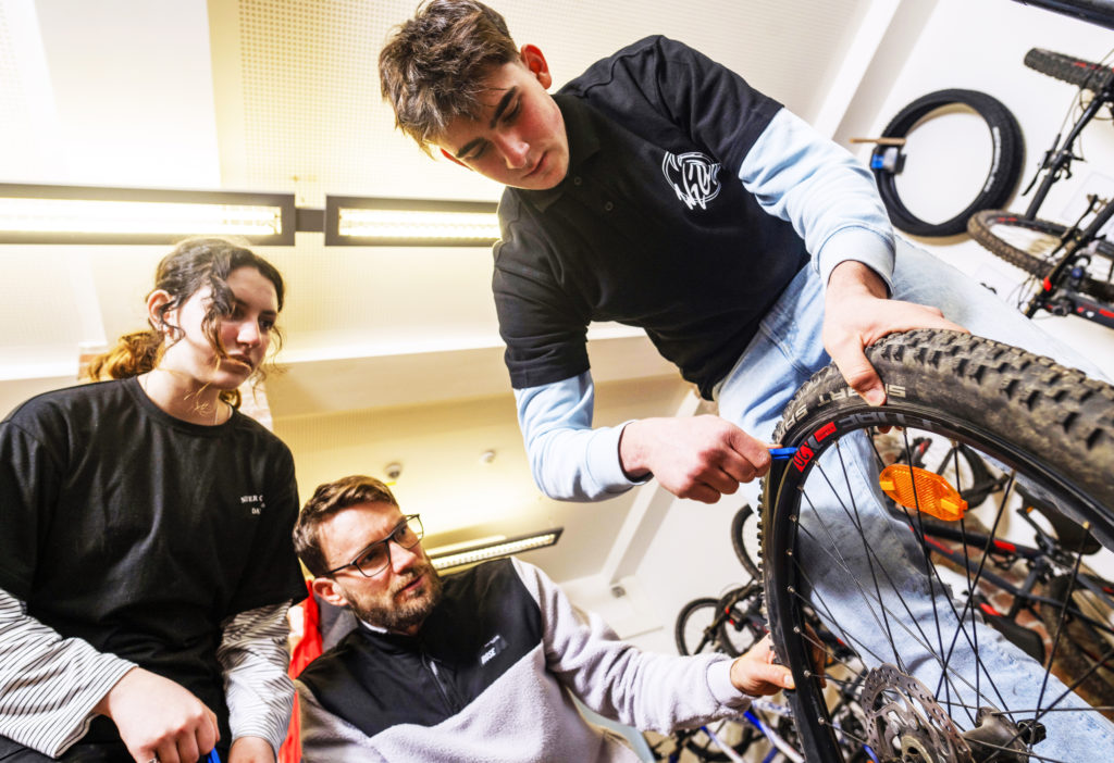Konrektor Philipp Goldner und Koordinator Mountainbike an der Mittelschule München gibt Reparaturtipps.