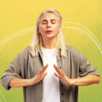 Frau mit geschlossenen Augen atmet durch