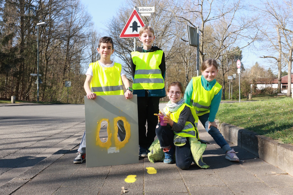 Kinder mit Schablonen von Füssen