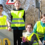 Gruppenfoto: Schülerinnen und Schüler halten Schablone vom Präventionsprojekt "Gelbe Füße"